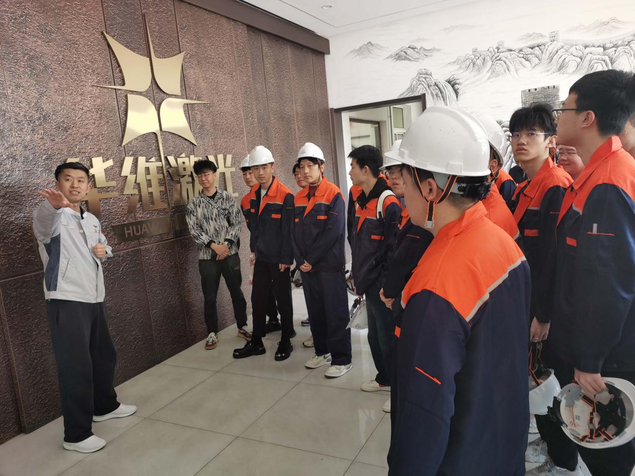 Nauczyciele i studenci z Shenyang University of Technology odwiedzili Huawei Laser Equipment Manufacturing Co., Ltd.